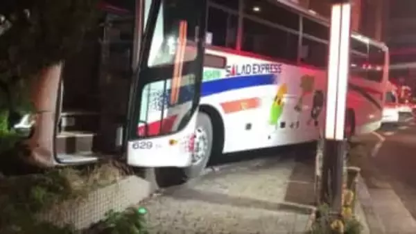 神戸で空港リムジンバスが歩道に乗り上げてビルに衝突　5人がけが