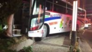 神戸で空港リムジンバスが歩道に乗り上げてビルに衝突　5人がけが