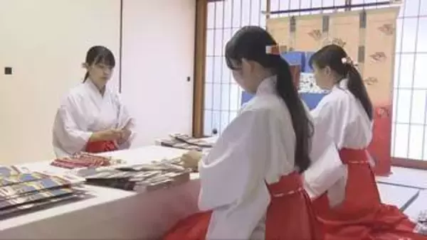 七五三シーズンを前に 生田神社で千歳飴の袋詰め始まる