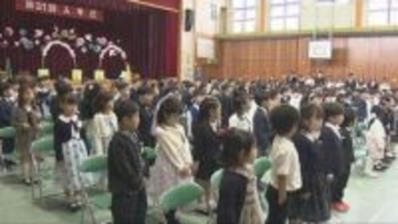 神戸市立小学校で入学式　神戸タータンの自由帳贈呈