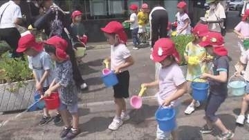 厳しい暑さが続く中、神戸市須磨区で地元の園児たちが「打ち水」体験