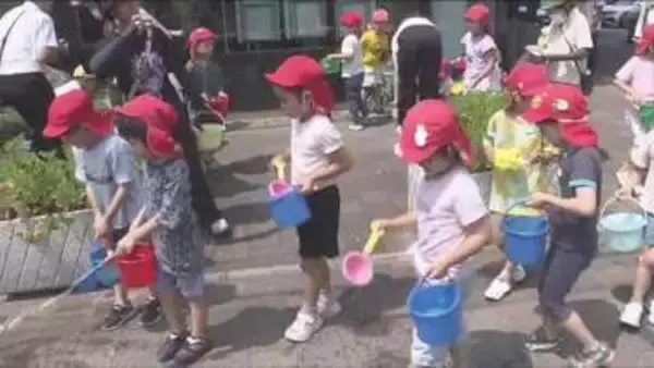 厳しい暑さが続く中、神戸市須磨区で地元の園児たちが「打ち水」体験