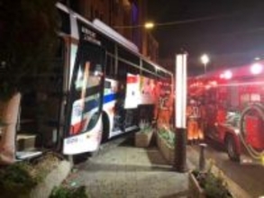 【速報】空港リムジンバスが歩道乗り上げ建物に突っ込む　乗客15人ほどが乗っていたか