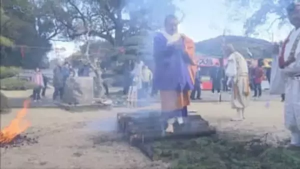 洲本市安覚寺　無病息災願う伝統の「火渡り」