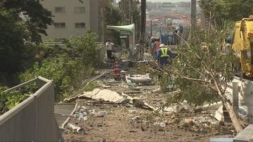 トラックをけん引していたレッカー車が坂道を走行中に電柱へ衝突　神戸市灘区