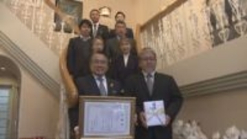 横山製薬が明石市相生町の町内会に寄付　地域の防犯に協力