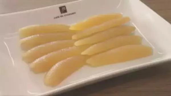 西宮の食品加工場 正月のおせち料理に欠かせない数の子のパック詰め作業が始まる