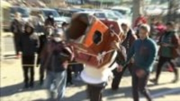 南あわじ市で160キロの鏡餅を抱えて歩いた距離を競う「大鏡餅運び競争」