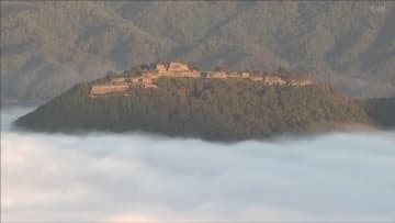 朝来市・竹田城跡に雲海広がる　幻想的な光景に多くの観光客