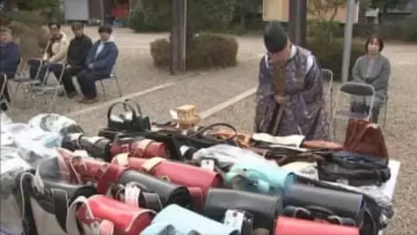 全国から届いた思い出のかばん　豊岡市で「かばん供養」