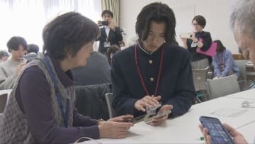 芦屋市茶屋之町「スマホカフェ」５周年 高校生が高齢者に使い方教える