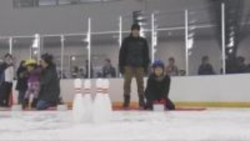 神戸市で唯一となる通年型アイススケートリンクでカーリング体験