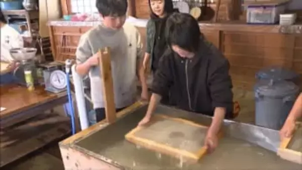 多可町で小学生が地元の伝統工芸品の和紙「杉原紙」で卒業証書づくり