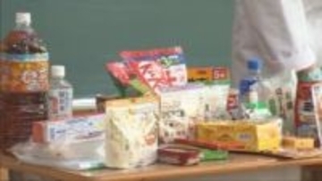養父市の小学校で非常食を調理して食べる防災体験