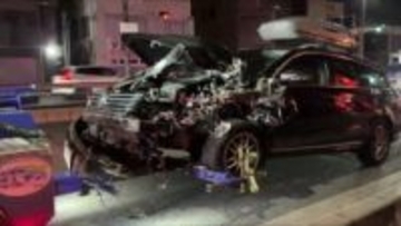 西宮市の国道で乗用車など6台が絡む事故があり、1人が意識不明の重体