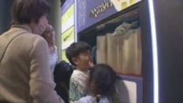 神戸の水族館「アトア」で干支交代イベント　ヘビと“ウマ顔”魚がしめ縄でバトン