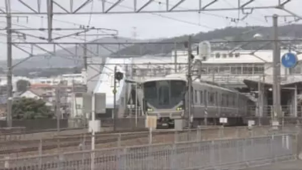 JR福知山線　川西池田駅近くの踏切　遮断機下りず電車６本通過