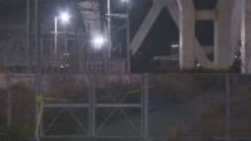 焼けた船のようなものから人骨見つかる　西宮市甲子園浜