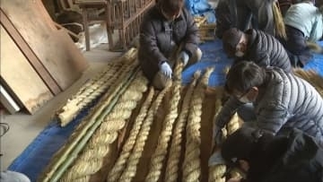 淡路市伊弉諾神宮で初詣客を迎える「しめ縄づくり」