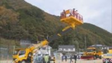 災害対策車両に触れて防災意識高める　宍粟市の小学校で特別授業