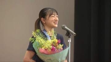 フィギュアスケート坂本花織さんが神戸市内の母校で生徒と交流