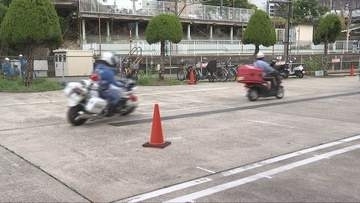 ８月１９日はバイクの日　郵便配達員に白バイ隊員が交通安全講習