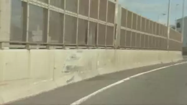 神戸・浜手バイパスで海上自衛官が死亡　約200m先に転倒したバイク