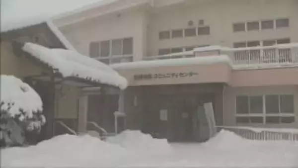 近畿地方　明け方にかけ大雪　豊岡では吹雪の中 投票へ向かう人も