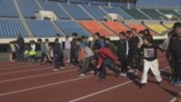 神戸のユニバー記念競技場でかけっこ教室　子どもたちが新年の「走り初め」