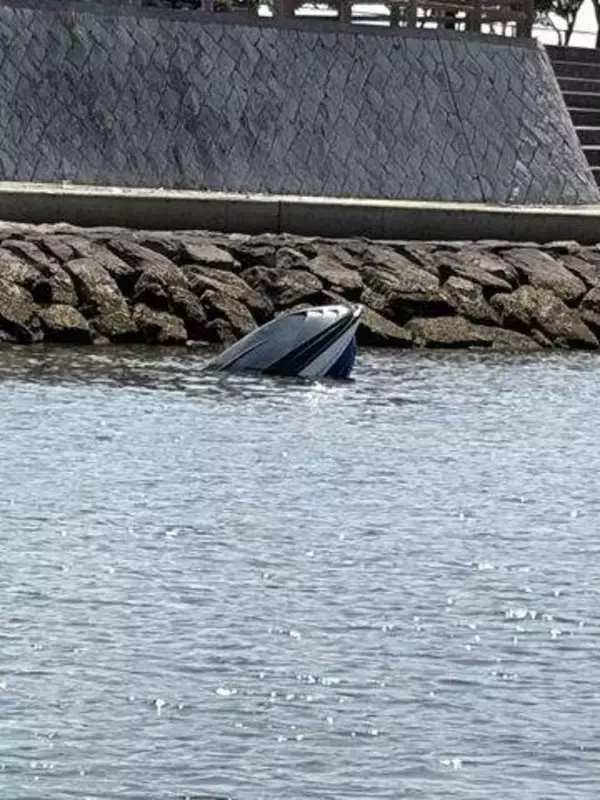 西宮市の沖合で水上オートバイが転覆 乗船の53歳と11歳の親子にけがなし 航行中に船内が浸水