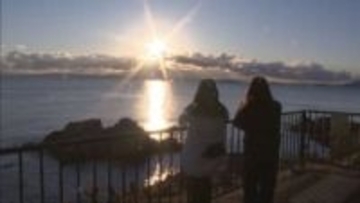 初日の出「雲に隠れるもダイヤモンドの光のように美しく」洲本市で撮影