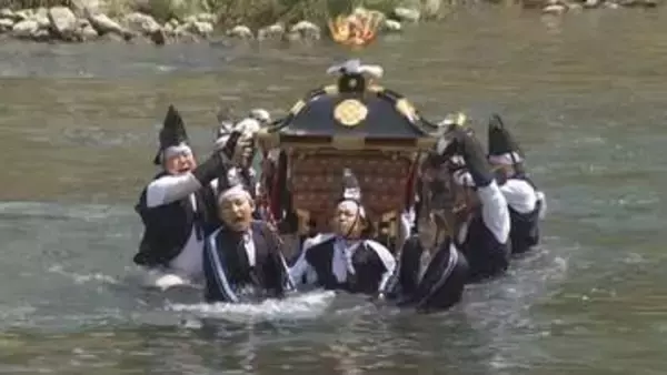 兵庫県養父市の伝統「お走りまつり」　重さ150キロのみこし「養父の誇り」