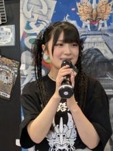 姫路城新作アニメＰＶ公開　声優・鈴木杏奈さんが一日店長、記念証を手渡し