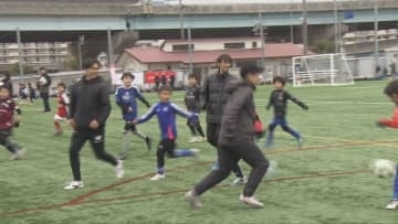 西宮市で地元ゆかりのＪリーガーと市内の小学生が交流するイベントが開催
