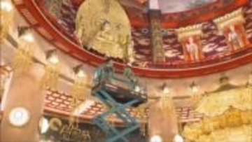 姫路・名古山霊苑の仏舎利塔で恒例すす払い　仏像や装飾品を磨き新年準備