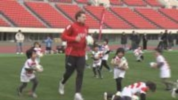 子どもたちにラグビーの楽しさを普及　コベルコ神戸スティーラーズの選手らが指導