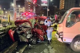 神戸市兵庫区　トラックと軽自動車が衝突　軽自動車の男女5人が搬送