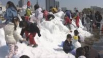 神戸港に雪山が！香美町の雪に子どもたちが大興奮！メリケン雪まつり／兵庫県