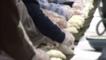 約30メートルを一気に巻く「じゃんぼ巻きずし大会」豊岡市竹野地区