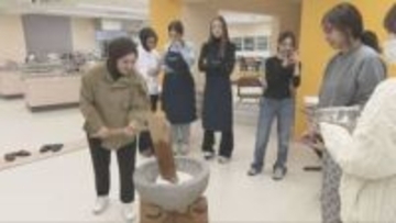 日本文化に触れて　武庫川女子大・トルコからの短期留学生が餅つき体験