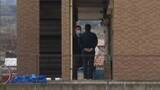 「容疑者立ち会いのもと自宅を家宅捜索　15人がケガをした工場の刺傷事件　8人が刺され7人が漂白剤のような液体によりケガ　これまでに現場から刃物のようなもの1本を押収」の画像1