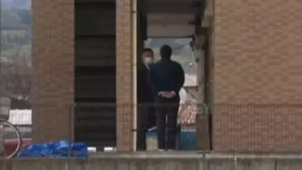 容疑者立ち会いのもと自宅を家宅捜索　15人がケガをした工場の刺傷事件　8人が刺され7人が漂白剤のような液体によりケガ　これまでに現場から刃物のようなもの1本を押収