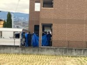 容疑者立ち会いのもと自宅を家宅捜索　15人がケガをした工場の刺傷事件　8人が刺され7人が漂白剤のような液体によりケガ　これまでに現場から刃物のようなもの1本を押収