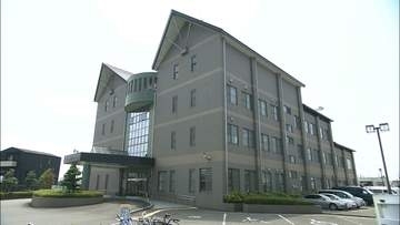 「雨が降っていないのにカッパを着て家の写真を撮っている」　不審者との情報で警察官が駆け付けると飛び出し式のナイフを所持　中年とみられる男を現行犯逮捕