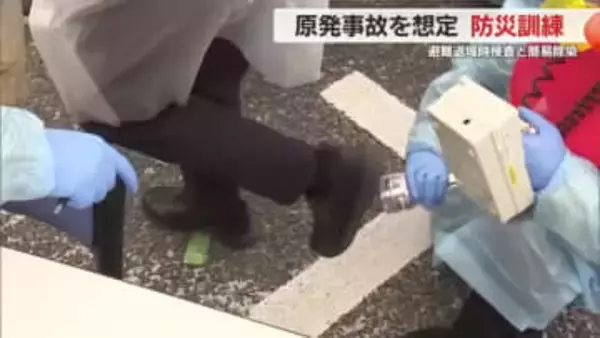 原子力防災訓練　原発から50km余離れたサービスエリアで避難退域時検査場所運営の手順確認