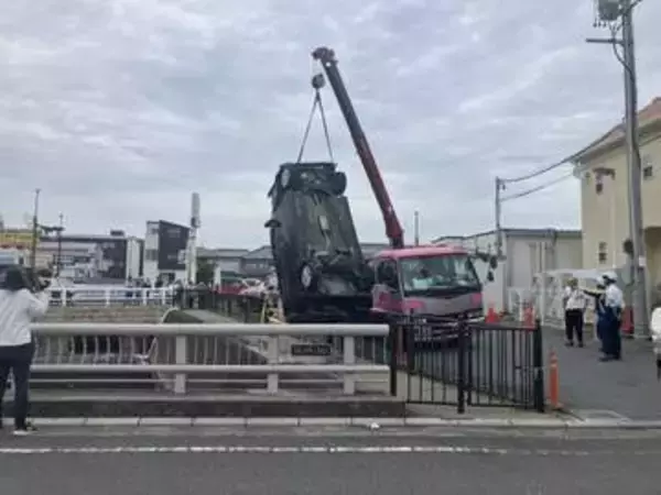 アクセルとブレーキを間違え車が川に転落　「ズドーンって行っちゃった」　コンビニの駐車場でフェンスを突き破る　付近にいた人が運転していた70代女性を救出　肩と首の痛みを訴える