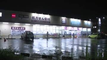 警察署の目の前で大胆犯行　高齢女性をナイフで切りつけ車強奪　男2人が逃走