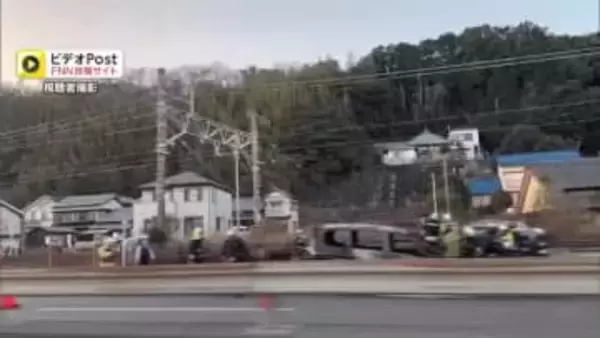 国1バイパスで乗用車炎上　東海道線も富士‐興津間で1時間あまり運転見合わせ　乗用車には4人が乗っていたが避難して無事