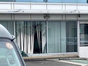 【速報】軽自動車が信用金庫に突っ込む　ケガ人なし