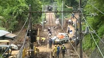 伊豆急行線　7日全線での運転再開目指し復旧作業続く　大雨に備え大型土のうも設置　台風で線路脇の斜面崩落